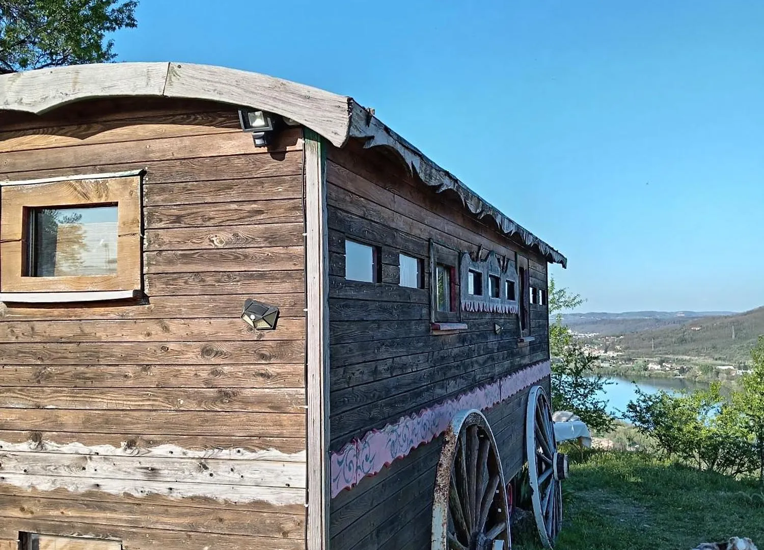 Luxury tent Roulotte De Bien Etre L'Eveil Des Sens Hotel Sarras France